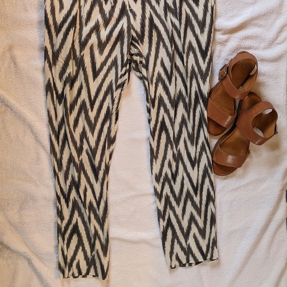 Banana Republic light drawstring SP pant in grey and cream chevron pattern. - Picture 4 of 8